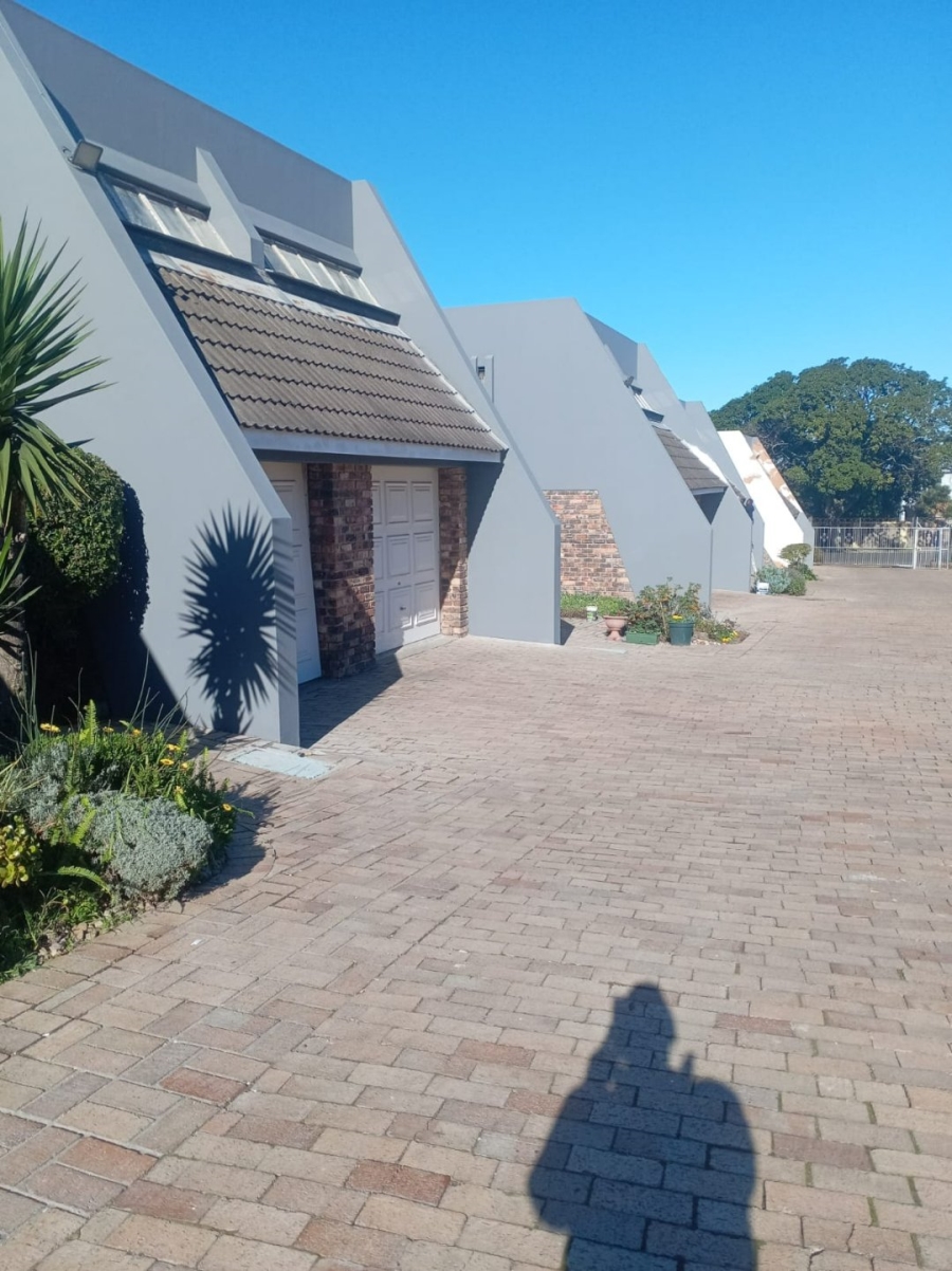 4 Bedroom Property for Sale in Southernwood Eastern Cape